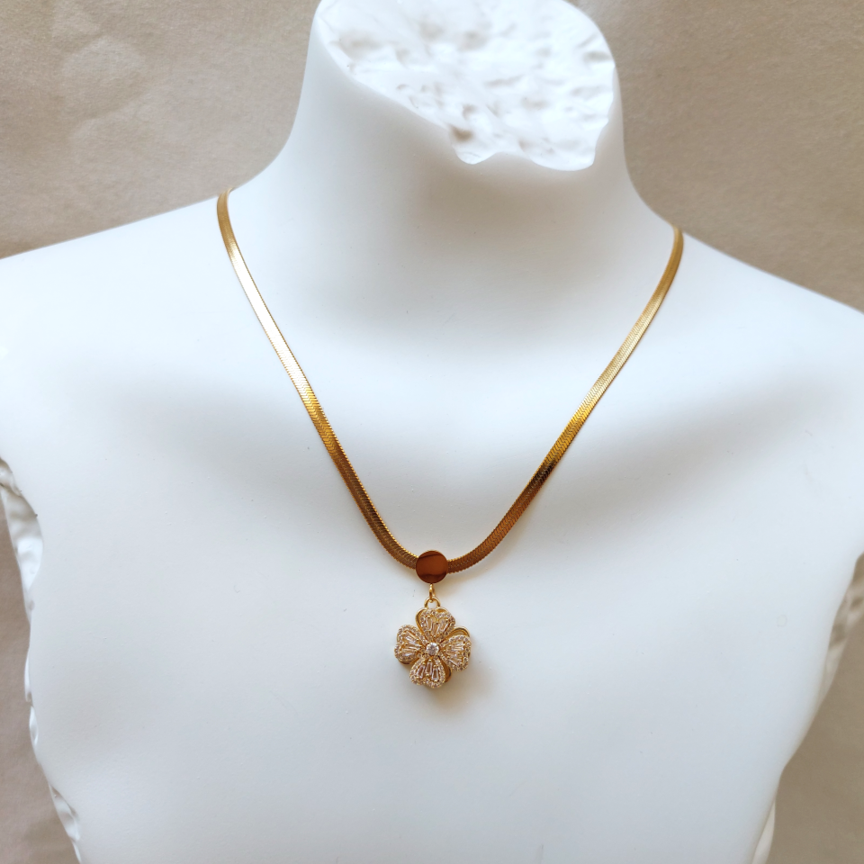 Çelik Zirkon Taş Çiçek Kolye