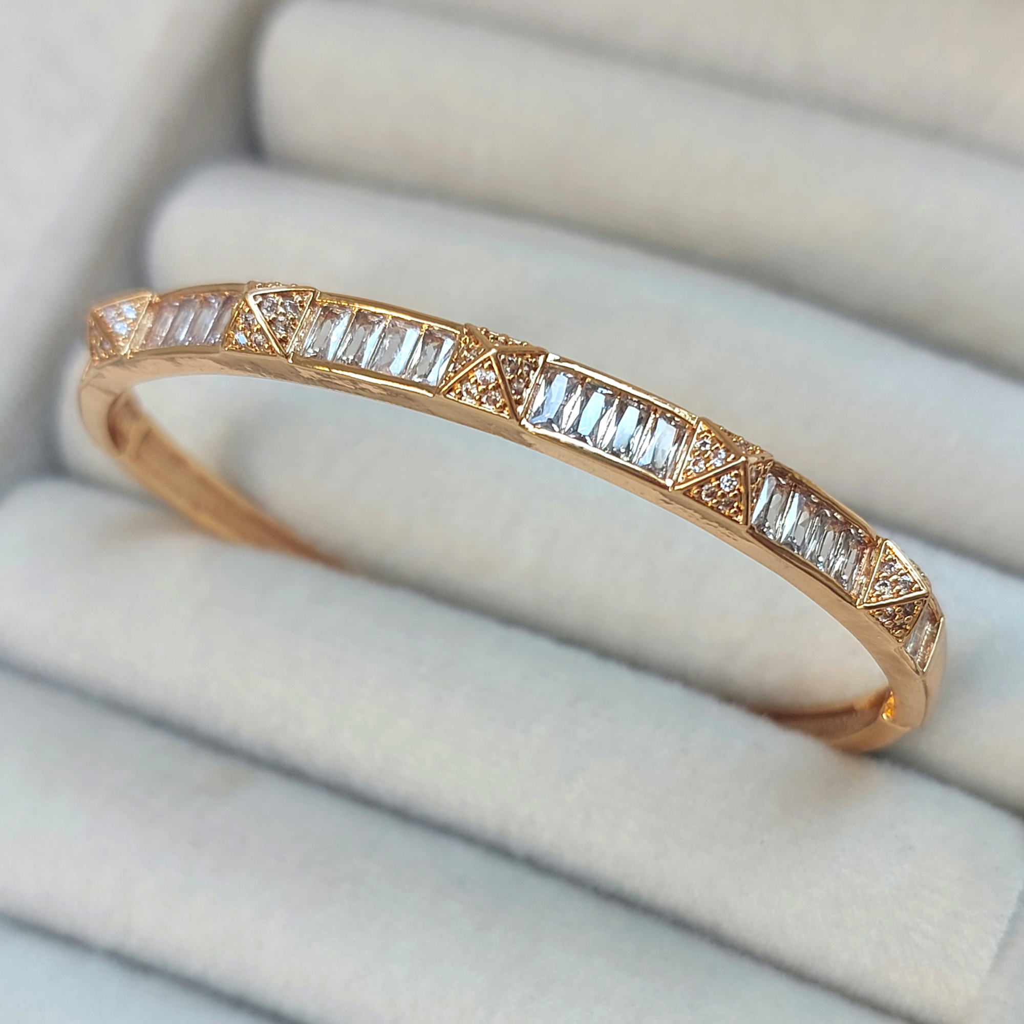 Özel Seri Baget Taşlı Piramit Kelepçe