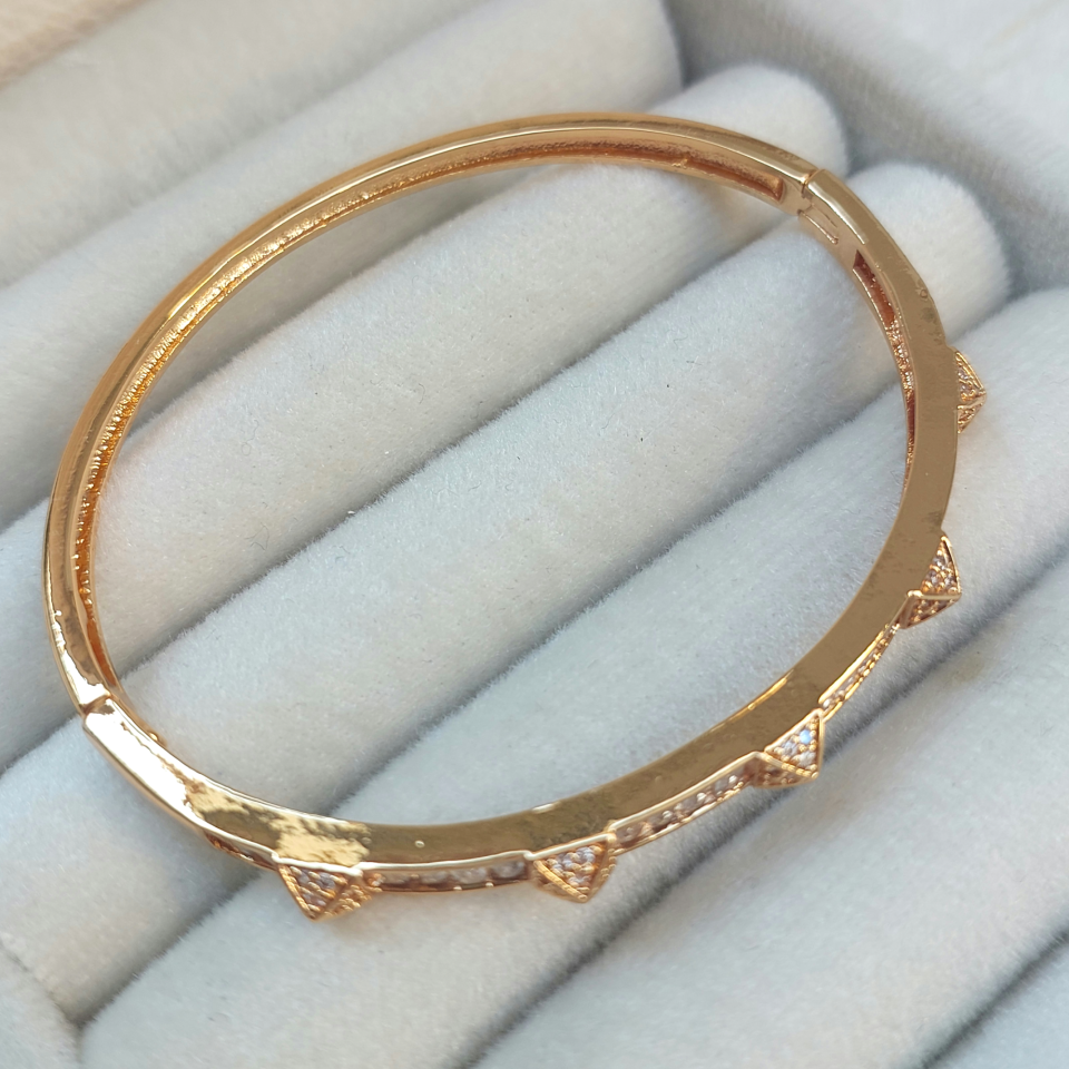 Özel Seri Baget Taşlı Piramit Kelepçe