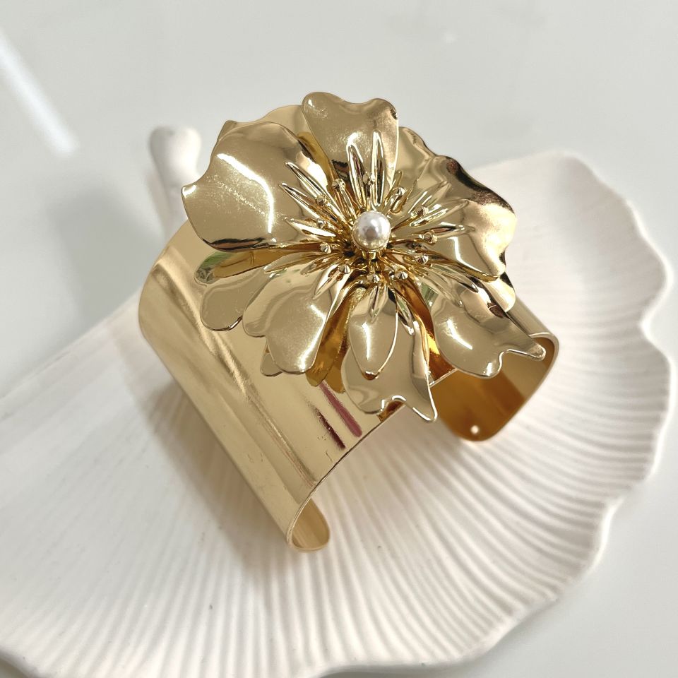 İthal İnci Detay Çiçek Vip Kelepçe