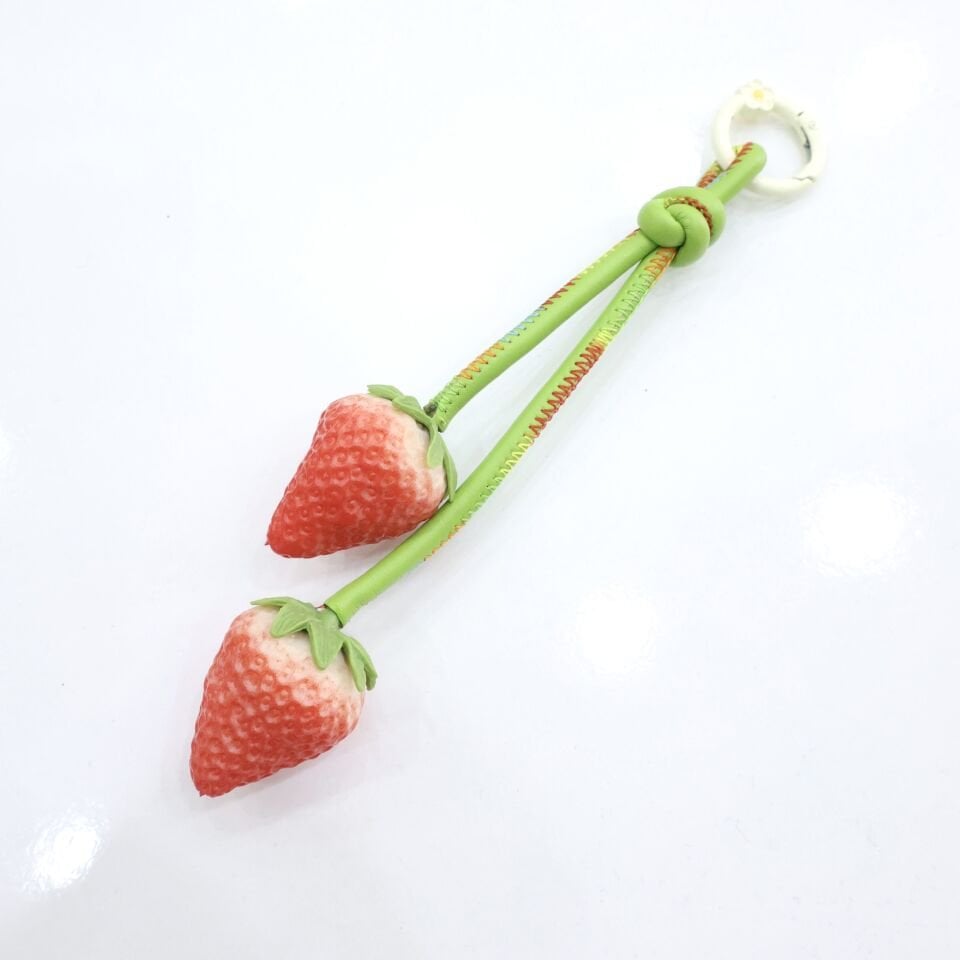 Çilekli Çanta Aksesuarı